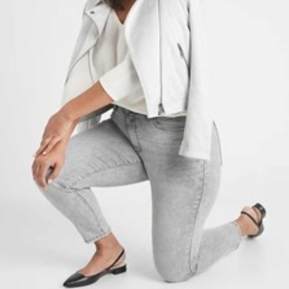 Curvy Mid-Rise Grey Acid Wash Skinny Jean